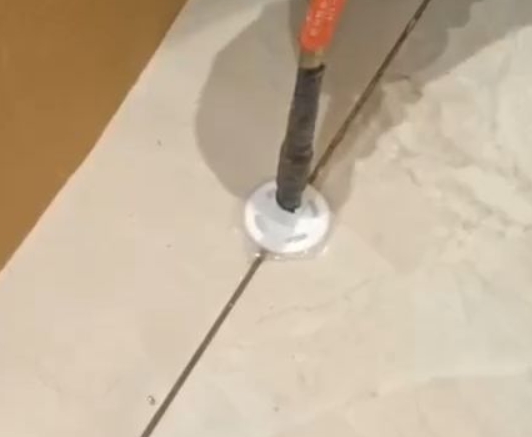 阿拉善左瓷砖空鼓维修公司专业解答瓷砖在铺贴过程中，如果没有涂抹均匀到位的粘结材料（如水泥砂浆或瓷砖胶），可能会导致以下问题